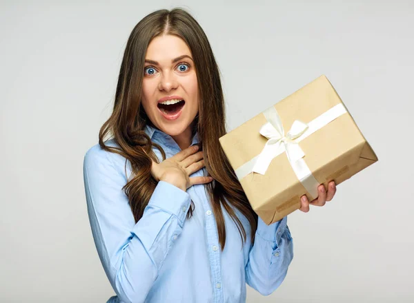 Überraschte Geschäftsfrau Hemd Mit Geschenkbox Aus Papier Mit Weißer Schleife — Stockfoto