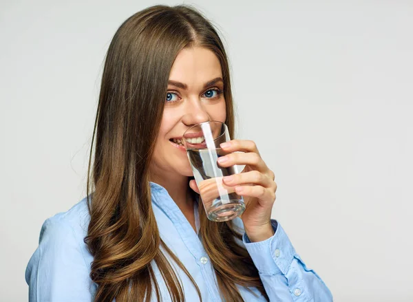 Porträt Einer Geschäftsfrau Die Wasserglas Auf Hellem Hintergrund Trinkt — Stockfoto