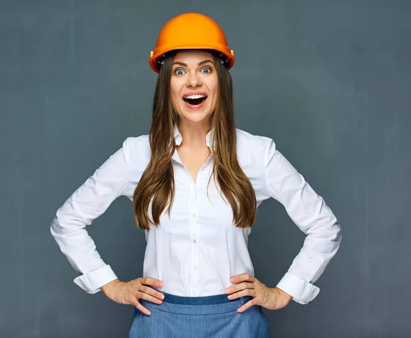 Feliz Mujer Negocios Ingeniero Constructor Camisa Blanca Casco Naranja Pie — Foto de Stock