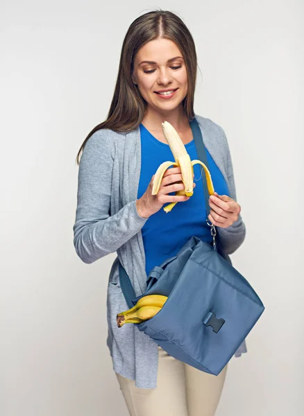 Mujer Sonriente Casual Vistiendo Vestida Sosteniendo Bolsa Comida Comiendo Plátano — Foto de Stock