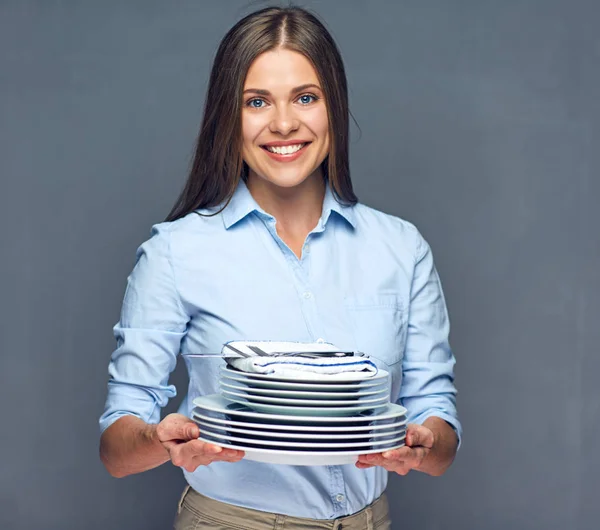 Glimlachend Ober Vrouw Met Witte Servies Instellen — Stockfoto