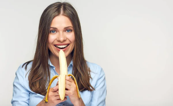 Lachende Vrouw Bananen Eten Lichte Achtergrond — Stockfoto