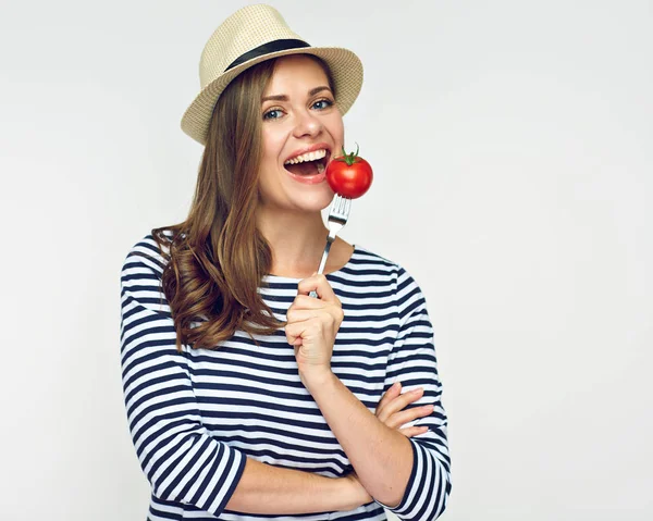 Mujer Sonriente Sosteniendo Tomate Tenedor Concepto Dieta — Foto de Stock