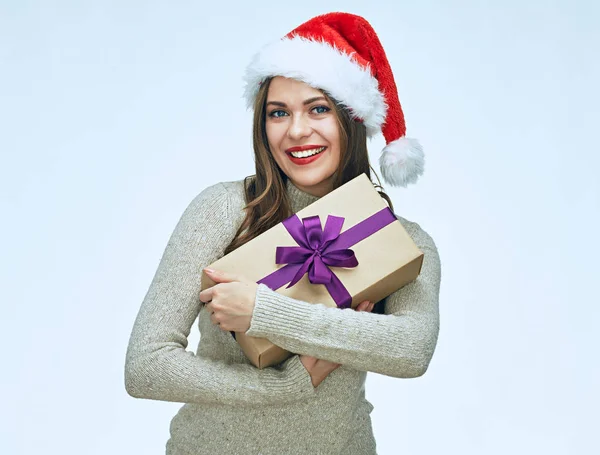 Casual Dressed Smiling Woman Wearing Santa Hat Holds Christmas Gift — Stock Photo, Image