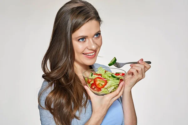 Porträtt Ung Kvinna Äta Sallad Beige Bakgrund Hälsosam Matkoncept — Stockfoto