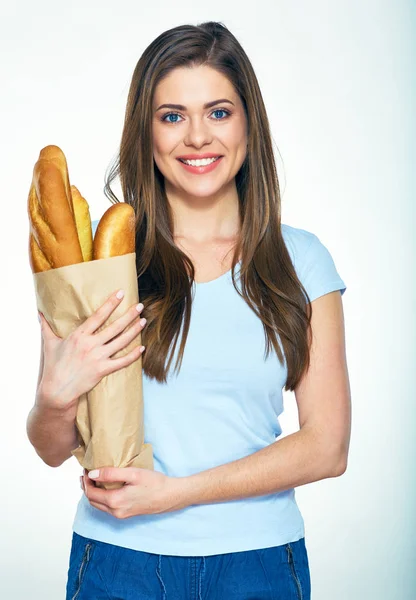 Vrouw met papieren zak met stokbrood — Stockfoto