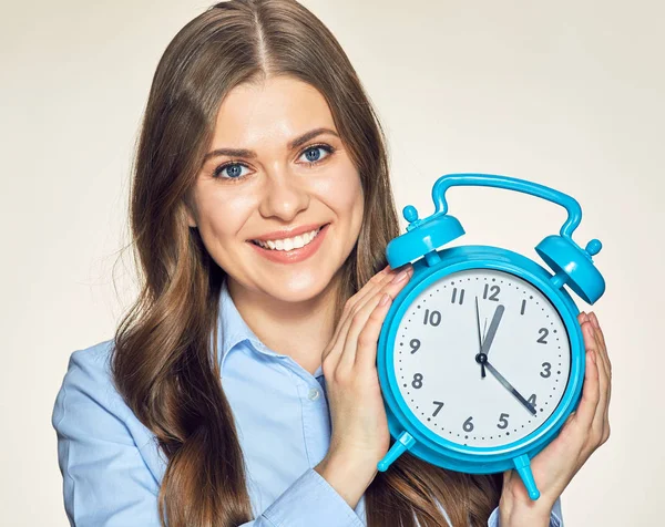 Lachende vrouw bedrijf alarm clock. — Stockfoto