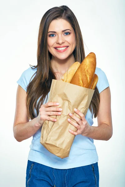 Kvinna som håller shoppingväska med bröd — Stockfoto