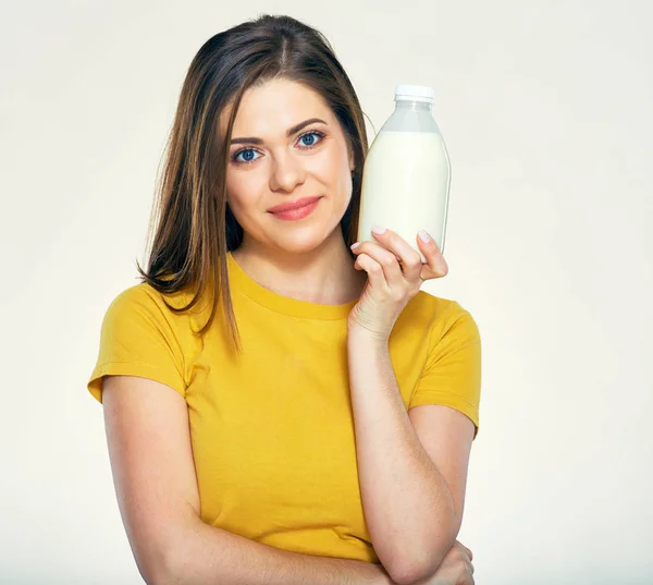 Mujer sosteniendo botella de leche. Aislado —  Fotos de Stock
