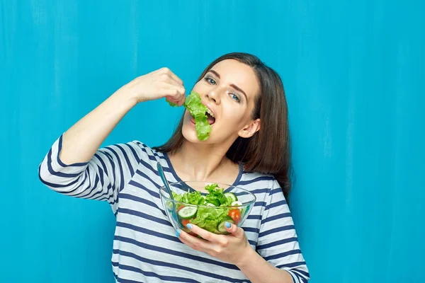 Glimlachend Jonge Vrouw Eten Dieet Eten Groene Salade Gezond Voedsel — Stockfoto