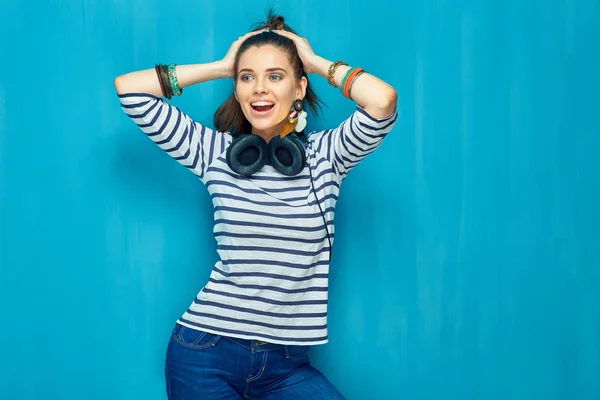 Sorridente felice adolescente ragazza ritratto su sfondo blu parete . — Foto Stock