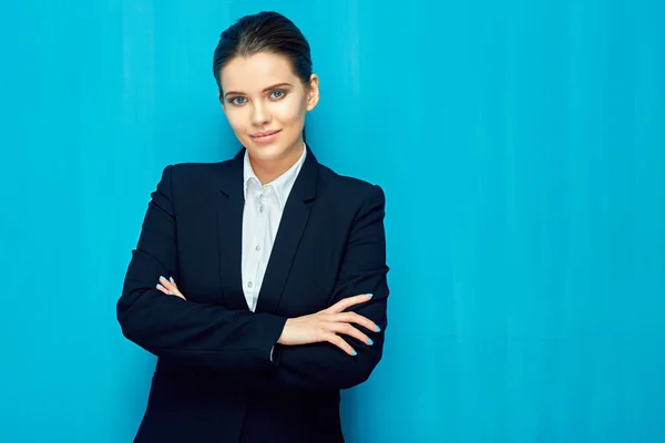 Lächelnde Geschäftsfrau im schwarzen Anzug — Stockfoto