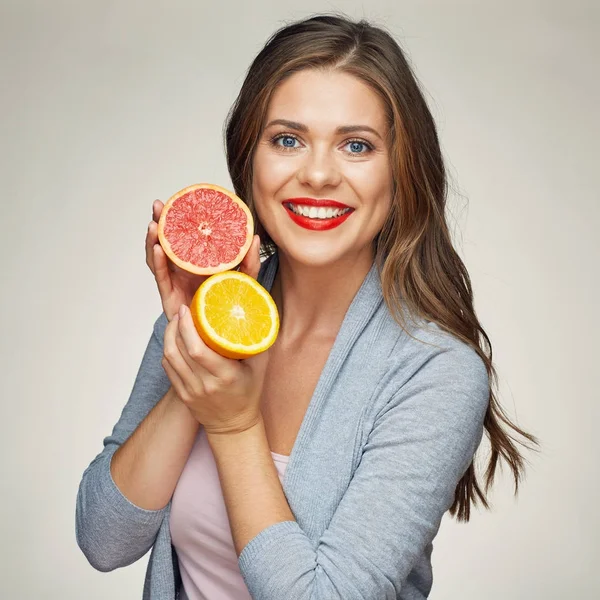 Mujer sosteniendo naranja con pomelo — Foto de Stock