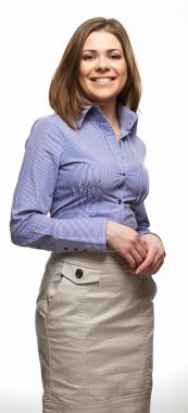 Beyaz arka plan üzerinde izole katlanmış ellerle gülümseyen iş kadını 