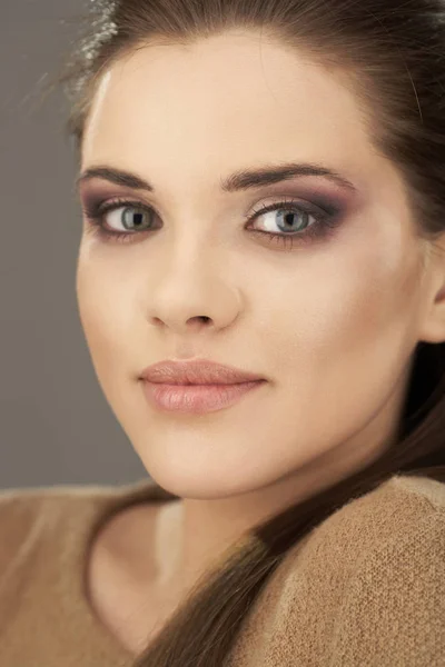 Retrato Mujer Atractiva Con Maquillaje Elegante Mirando Cámara Sobre Fondo —  Fotos de Stock