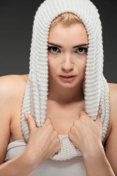 Retrato Mujer Rubia Joven Con Bufanda Cabeza Vestido Blanco Posando —  Fotos de Stock