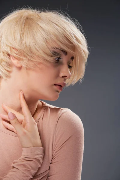 Портрет Молодої Блондинки Стильною Зачіскою Бежевій Сукні Позує Сірому Фоні — стокове фото