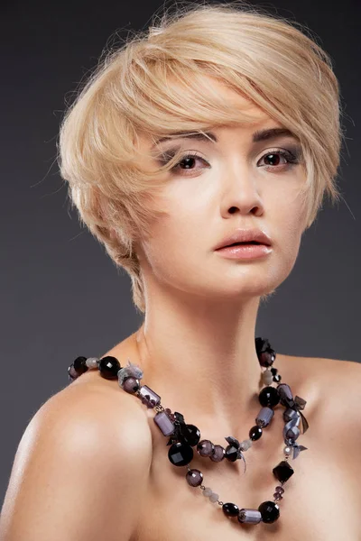 Portret Młodej Kobiety Blondynka Stylową Fryzurę Naszyjnik Szyi — Zdjęcie stockowe