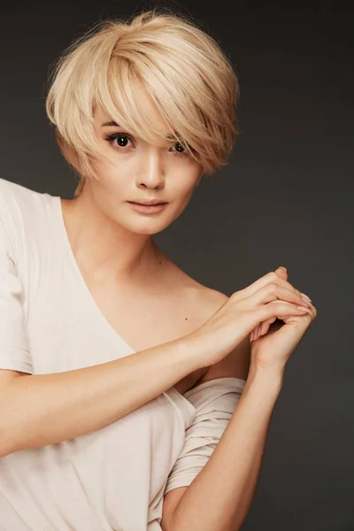 Retrato Jovem Mulher Loira Com Penteado Elegante Vestido Bege Posando — Fotografia de Stock