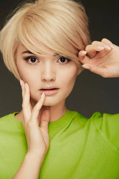 Portrét Krásné Blond Ženy Zeleném Tričku Při Pohledu Fotoaparát Detail — Stock fotografie