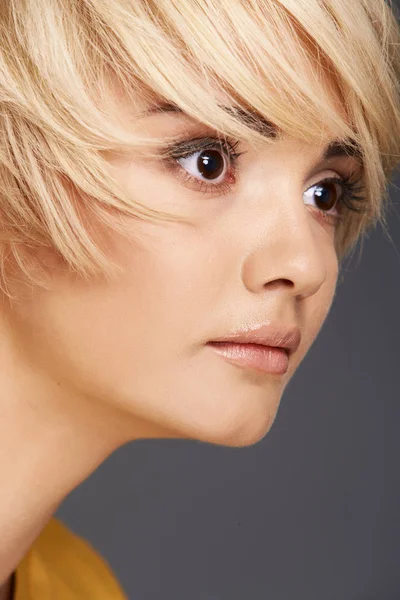 Portret Młodej Kobiety Blondynka Stylową Fryzurę Szarym Tle — Zdjęcie stockowe