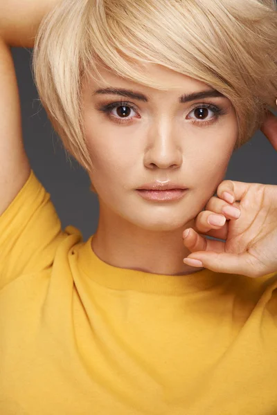 Retrato Una Hermosa Modelo Femenina Fondo Gris Estudio Aislado Atractiva — Foto de Stock