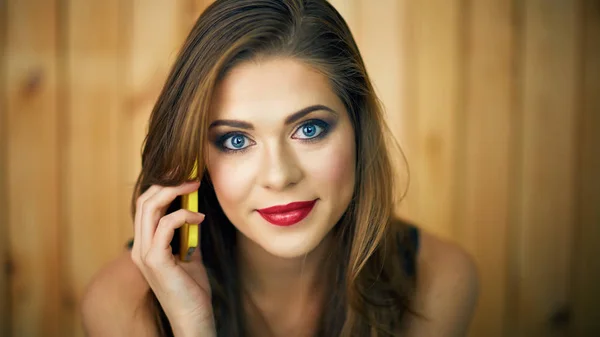 Lachende Vrouw Talkin Telefoon Mooi Meisje Gezicht Portret Houten Achtergrond — Stockfoto