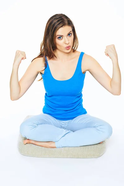 Lachende Vrouw Weergegeven Spier Wapens Gezond Leven Met Yoga Oefening — Stockfoto