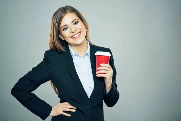 Empresária Vestido Terno Estilo Escritório Sorrindo Segurando Copo Vermelho Bebida — Fotografia de Stock