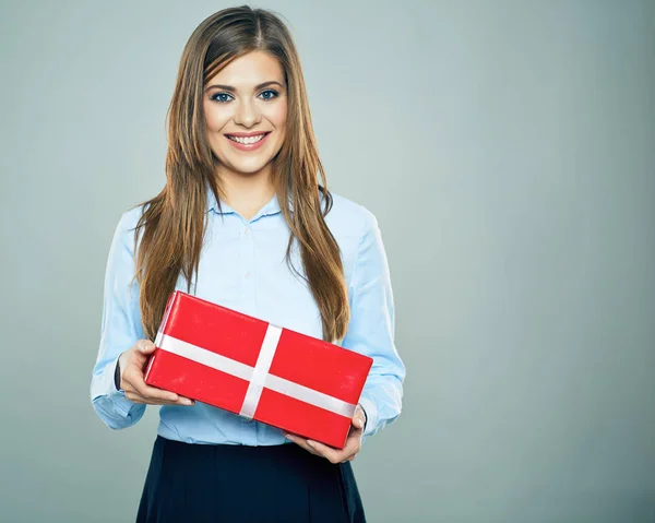 Счастливая Деловая Женщина Рубашке Держит Бумагу Красный Подарочный Коробок — стоковое фото