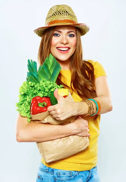 Kvinnan Håller Grönsaker Matkassen Och Visar Tummen Upp Mat Shopping — Stockfoto