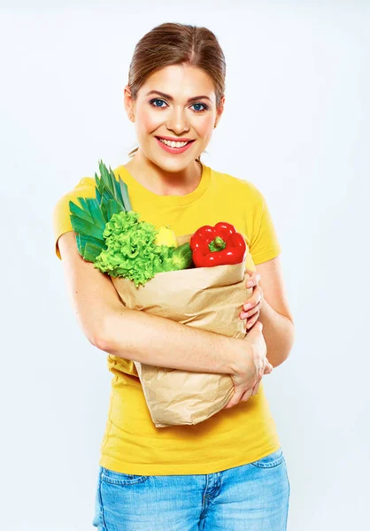 食料品の袋 食料品の買い出しのコンセプトで野菜を保持している女性 — ストック写真