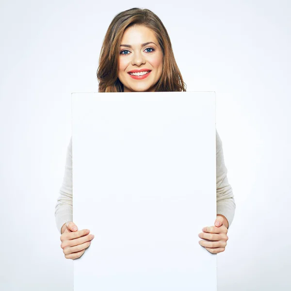 Mujer Sonriente Mirando Cámara Sosteniendo Cartel Blanco —  Fotos de Stock