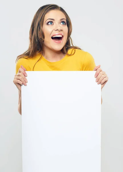 Sonriente Mujer Sosteniendo Cartel Mirando Hacia Arriba —  Fotos de Stock