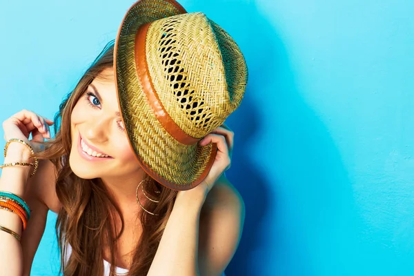 Bela Mulher Chapéu Amarelo Trilby Olhando Para Câmera Fundo Azul — Fotografia de Stock