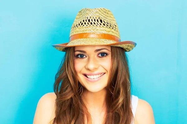 Hermosa Mujer Feliz Con Sombrero Paja Sonriendo Mirando Cámara Sobre — Foto de Stock