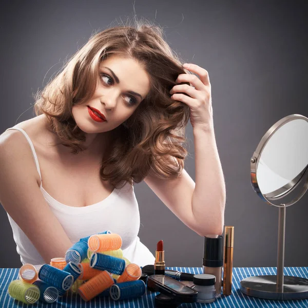 Feliz Joven Sentada Mesa Con Accesorios Maquillaje Espejo Sobre Fondo —  Fotos de Stock