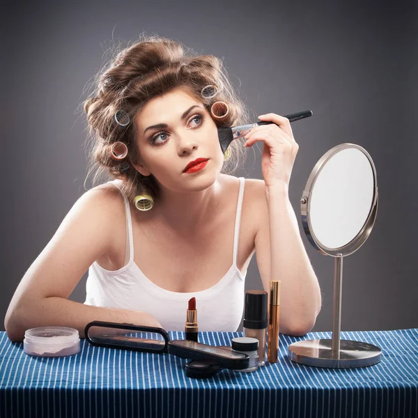 Retrato Mujer Joven Sosteniendo Cepillo Aplicando Polvo — Foto de Stock