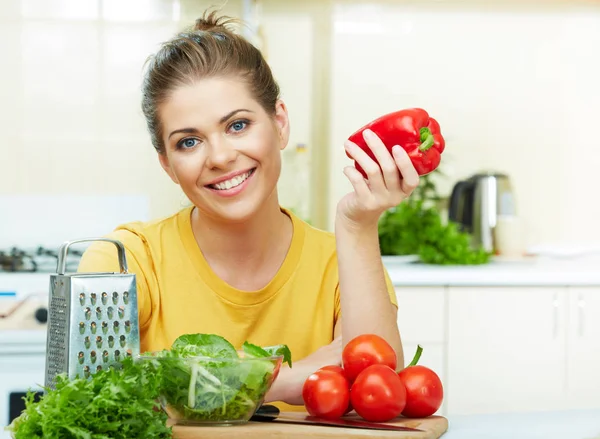 女性が台所で野菜を調理 — ストック写真