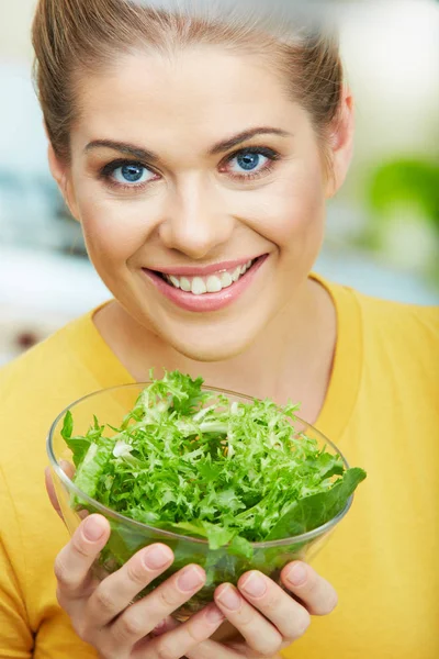 Femme Heureuse Manger Tenant Bol Avec Salade Tout Tenant Debout — Photo