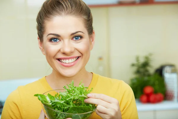 Happy Woman Eating Holding Bowl Salad While Standing Home Kitchen — Stock Photo, Image