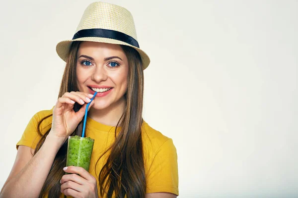 Sonriente Mujer Sombrero Beber Verde Desintoxicación Bebida — Foto de Stock