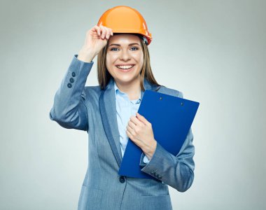 İşkadını giyen kask Pano tutan gülümseyerek 