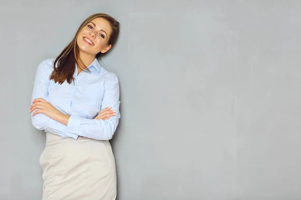 Selbstbewusste Geschäftsfrau Mit Verschränkten Armen Steht Gegen Wand — Stockfoto