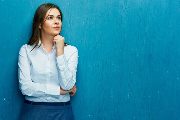 Retrato Mulher Negócios Sorridente Vestindo Camisa Branca Contra Parede Azul — Fotografia de Stock
