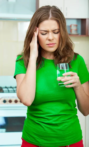 シャツ保持水のガラス 頭痛の概念の女 — ストック写真