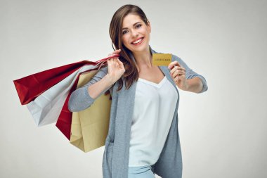 Casual holding alışveriş torbaları ve kredi kartı başarılı alışveriş için mutlu bir kadın giyinmiş 
