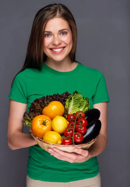 Mujer sosteniendo canasta de mimbre con frutas —  Fotos de Stock