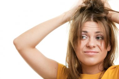 Elele kafasına beyaz arka planı genç kadın portresi