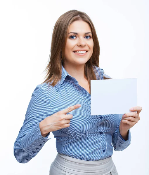 Mulher Negócios Sorrindo Mostrando Papel Branco Branco Olhando Para Câmera — Fotografia de Stock